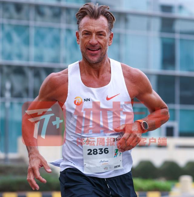 b体育平台-沙特主帅忙里偷闲 率教练团队参加半程马拉松赛