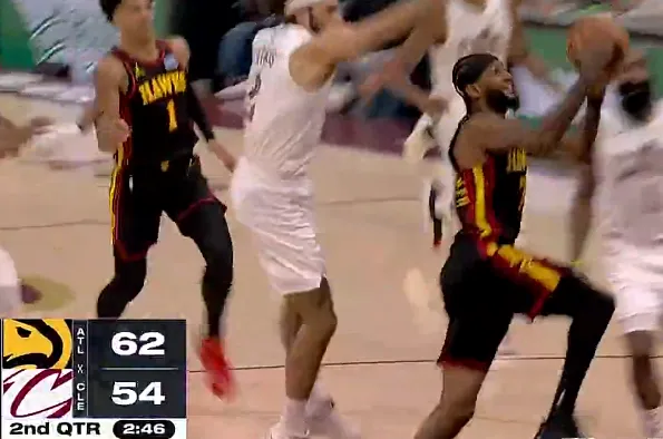 b体育网站-亚历山大-沃克反击上篮打进，老鹰领先8分打停骑士